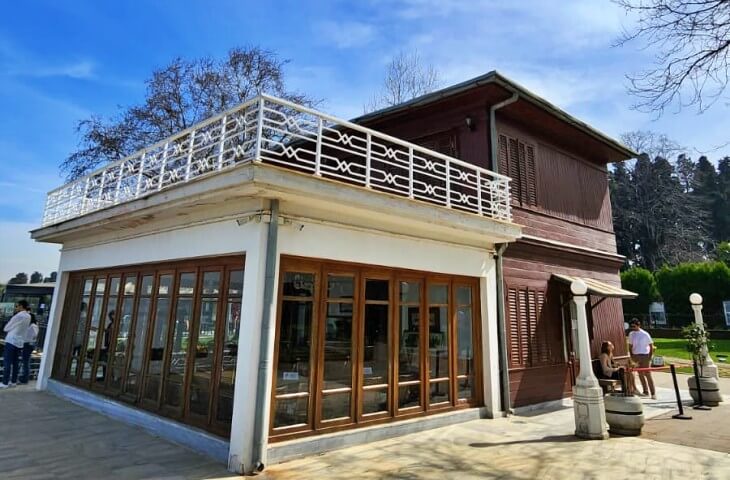 Yalova’daki Yürüyen Köşk’ün ahşap ve beyaz detaylı cephesi, güneşli bir günde deniz manzarasıyla birlikte görülüyor.